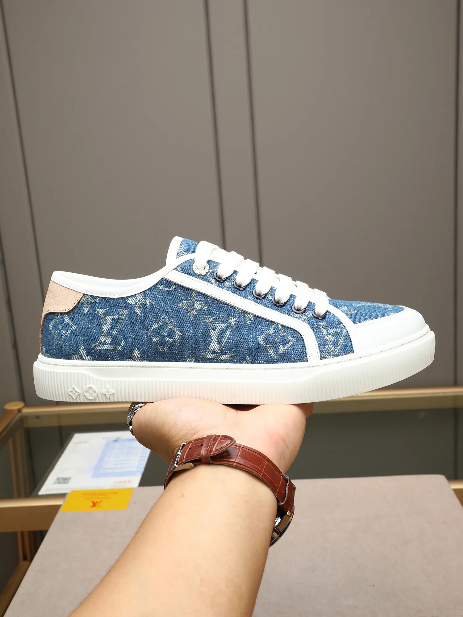 Men's Men's Shoes 💰440 𝐋𝐨𝐮𝐢𝐬 𝐕𝐮𝐢𝐭𝐭𝐨𝐧 𝟮𝟬𝟮𝟱/𝐬𝐬 Louis Vuitton's new spring and summer casual sports sneakers have a youthful atmosphere and are very youthful on the feet! Comfortable and light on the feet! The color is also very youthful! The upper is exclusively decorated with LV accessories! Make the whole shoe more flexible! The special electro-printed logo on the upper has a sense of design and is super recognizable! Beautiful and generous! ! It’s super easy to walk on! Specific denim surface material, sheepskin lining, original molded outsole Size: 38-44 (45 customized)